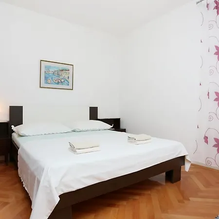 Apartman Apartments With A Parking Space Omis - 10351