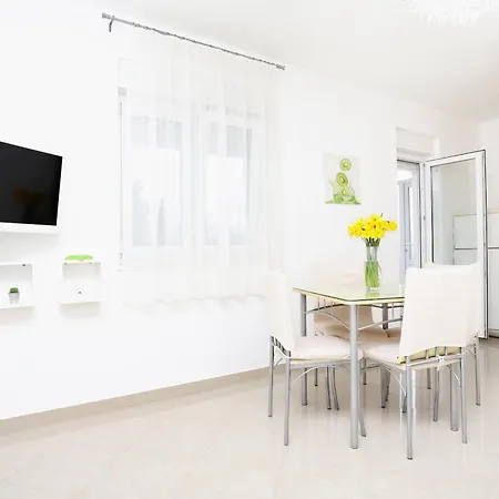 Apartman Apartments With A Parking Space Omis - 10351